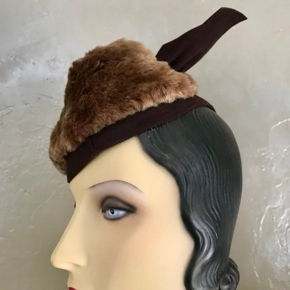 CHIC 1940s' CHOCOLATE BROWN FELT HAT WITH LAMB FUR TRIM AND FELT BOWS